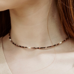 Choker N°60 | rodonit, perła 