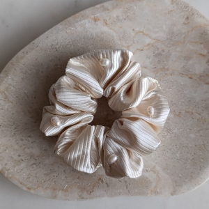 Gumka do włosów scrunchie N°9 | jedwab, perła